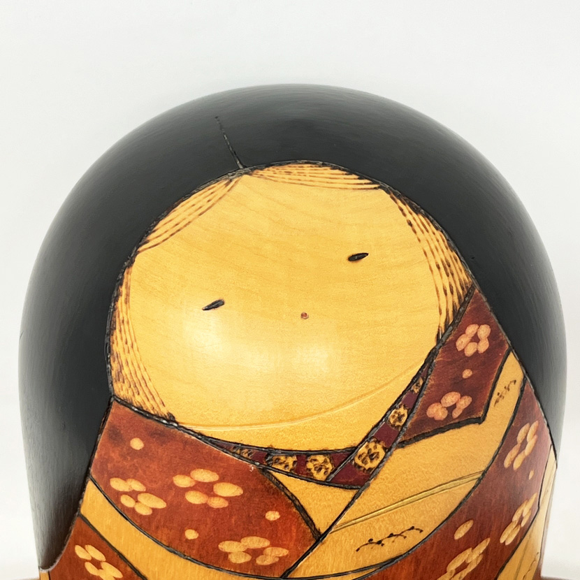 Rara kokeshi vintage da collezione di Iguchi Satoru con motivi floreali stagionali - immagine 5