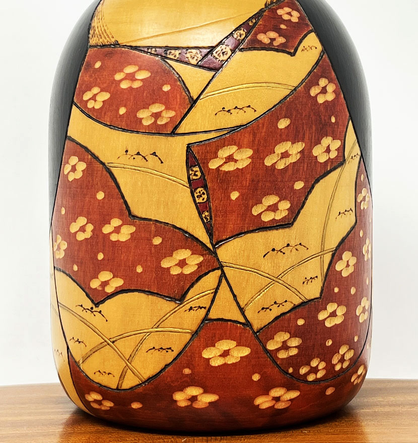 Rara kokeshi vintage da collezione di Iguchi Satoru con motivi floreali stagionali - immagine 6