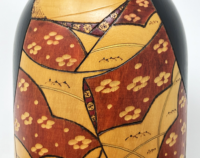 Rara kokeshi vintage da collezione di Iguchi Satoru con motivi floreali stagionali - immagine 7