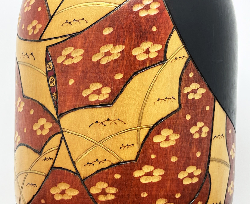 Rara kokeshi vintage da collezione di Iguchi Satoru con motivi floreali stagionali - immagine 8