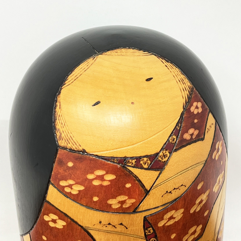 Rara kokeshi vintage da collezione di Iguchi Satoru con motivi floreali stagionali - immagine 9