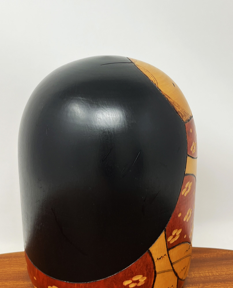Rara kokeshi vintage da collezione di Iguchi Satoru con motivi floreali stagionali - immagine 10