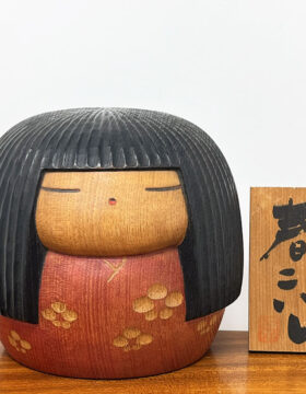 Rara kokeshi vintage da collezione "Haru Koishi" - "Nostalgia di Primavera" di Yamanaka Sanpei (13cm x 15cm)