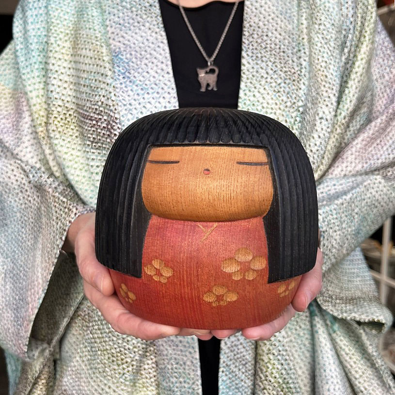 Rara kokeshi vintage da collezione "Haru Koishi" - "Nostalgia di Primavera" di Yamanaka Sanpei (13cm x 15cm) - immagine 9