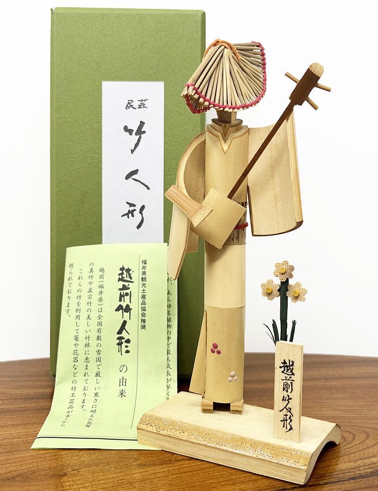 Elegante bambola vintage Echizen in bambù - Suonatrice di shamisen