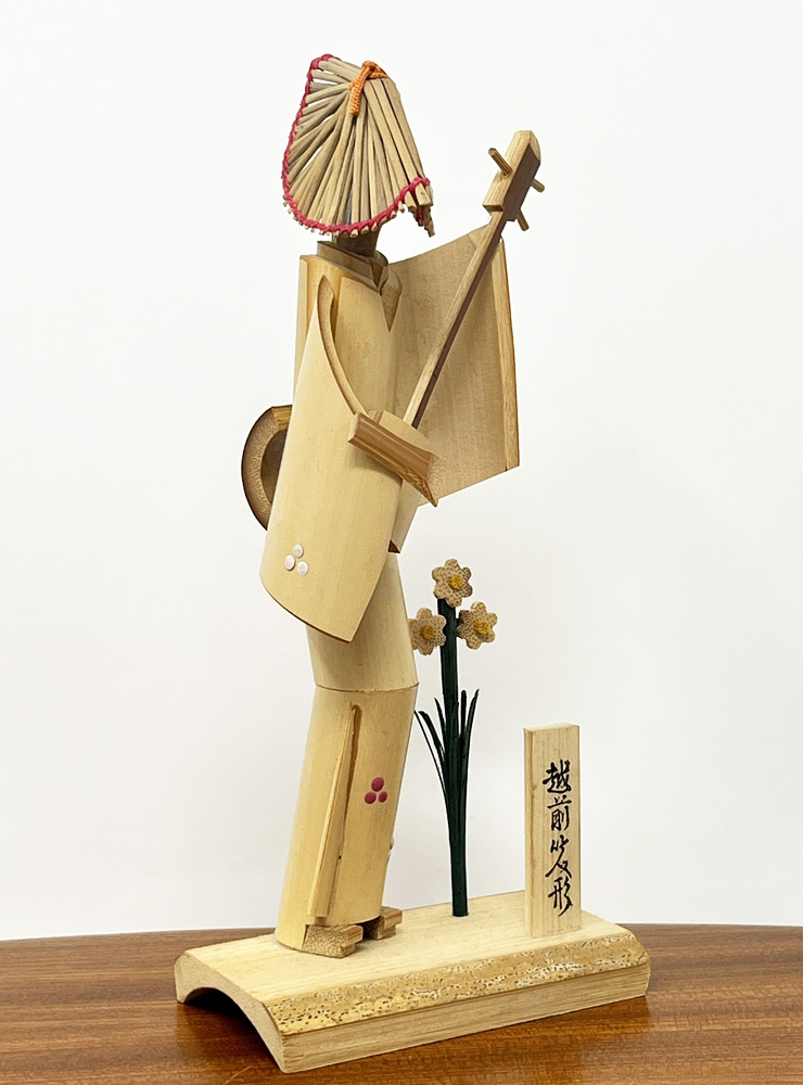 Elegante bambola vintage Echizen in bambù - Suonatrice di shamisen - immagine 3
