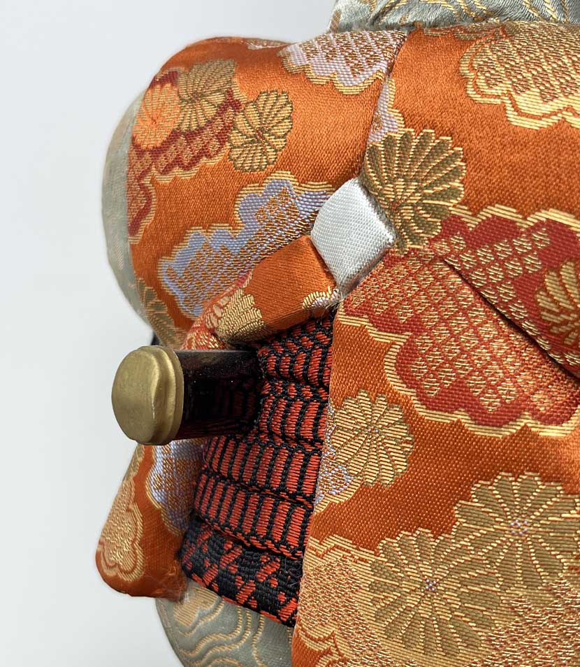 Esclusiva bambola giapponese “Momotarō” realizzata a mano con la pregiata tecnica kimekomi, con base e stendardo - immagine 10