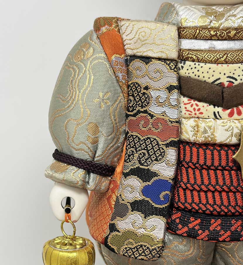 Esclusiva bambola giapponese “Momotarō” realizzata a mano con la pregiata tecnica kimekomi, con base e stendardo - immagine 15