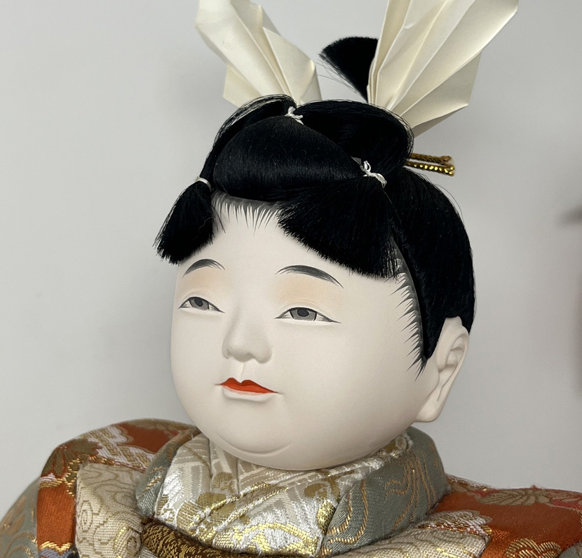 Esclusiva bambola giapponese “Momotarō” realizzata a mano con la pregiata tecnica kimekomi, con base e stendardo - immagine 17