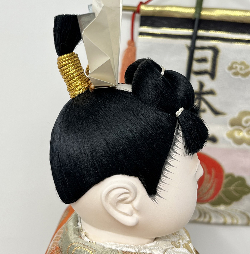 Esclusiva bambola giapponese “Momotarō” realizzata a mano con la pregiata tecnica kimekomi, con base e stendardo - immagine 16