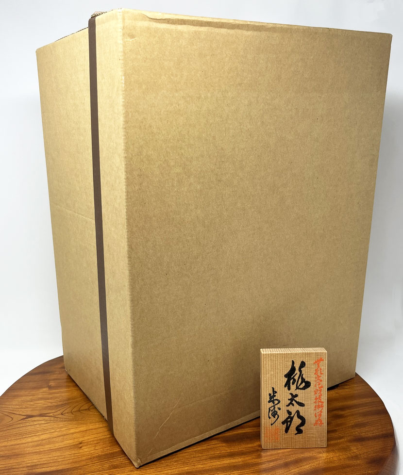 Esclusiva bambola giapponese “Momotarō” realizzata a mano con la pregiata tecnica kimekomi, con base e stendardo - immagine 19