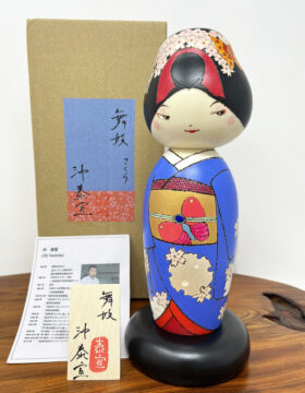 Esclusiva Kokeshi "Maiko" - apprendista geisha - "Sakura" di Oki Yasunobu