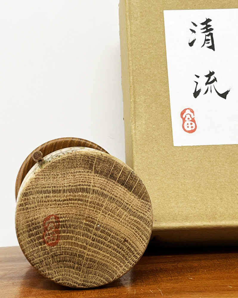 Esclusiva Kokeshi Santoka "Seiryū" - "Ruscello dalle acque limpide" di Fumio Tomidokoro (Pezzo unico) - immagine 11