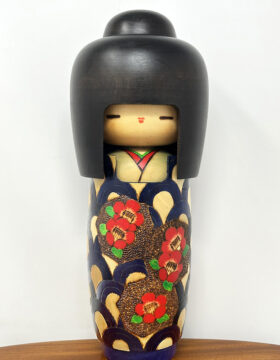 Rara kokeshi vintage con kimono blu e camelie di Aramaki Kyōhō (30 cm)