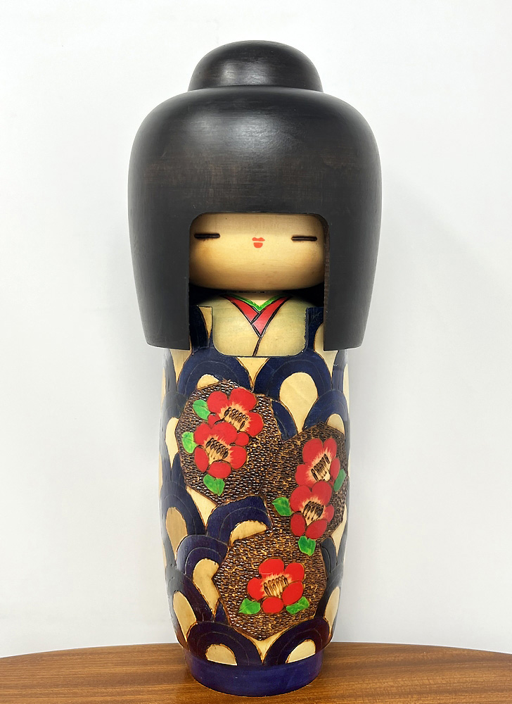 Rara kokeshi vintage con kimono blu e camelie di Aramaki Kyōhō (30 cm)