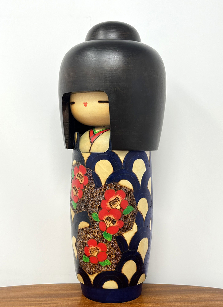 Rara kokeshi vintage con kimono blu e camelie di Aramaki Kyōhō (30 cm) - immagine 2