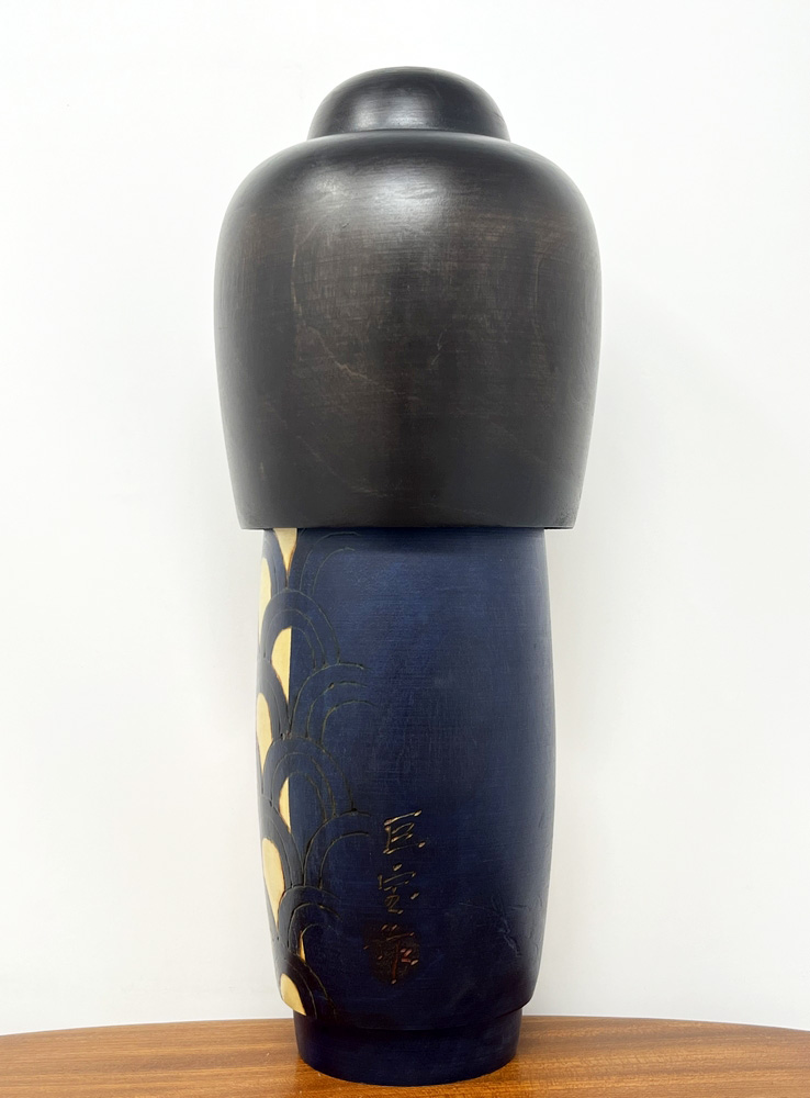 Rara kokeshi vintage con kimono blu e camelie di Aramaki Kyōhō (30 cm) - immagine 3