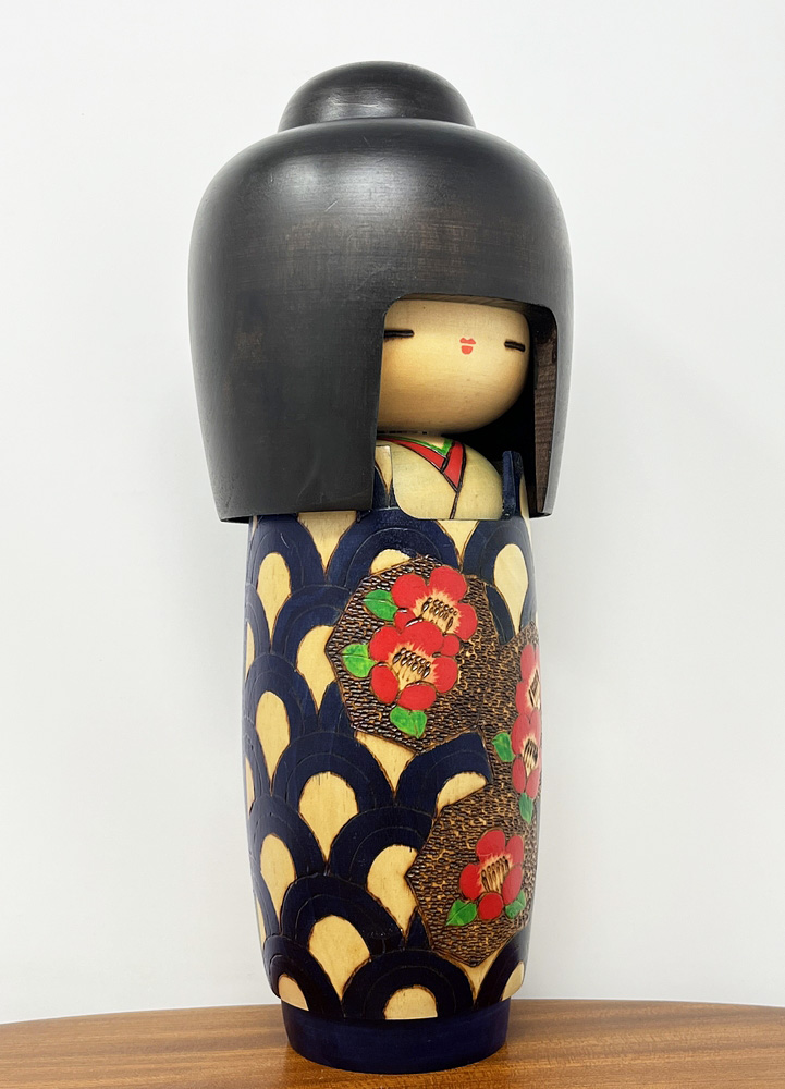 Rara kokeshi vintage con kimono blu e camelie di Aramaki Kyōhō (30 cm) - immagine 4