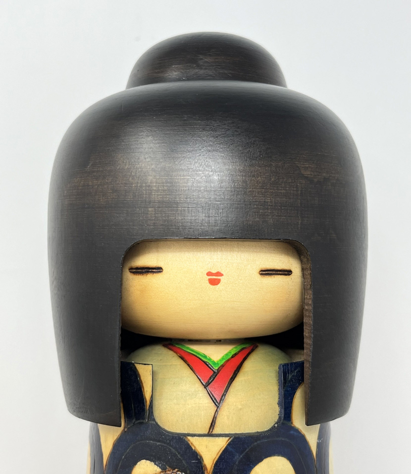 Rara kokeshi vintage con kimono blu e camelie di Aramaki Kyōhō (30 cm) - immagine 5