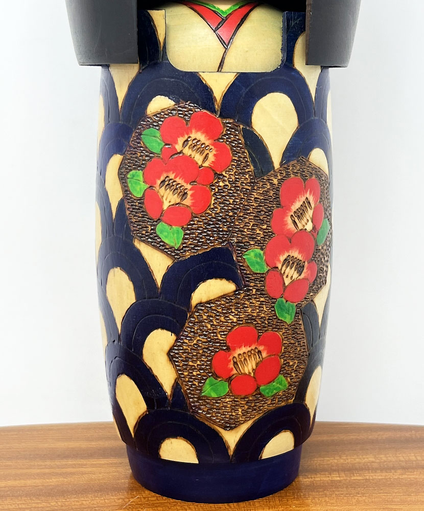 Rara kokeshi vintage con kimono blu e camelie di Aramaki Kyōhō (30 cm) - immagine 6