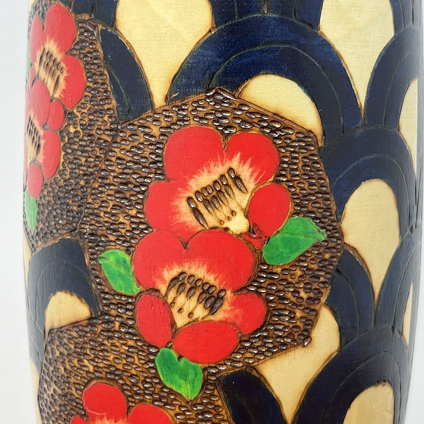 Rara kokeshi vintage con kimono blu e camelie di Aramaki Kyōhō (30 cm) - immagine 8