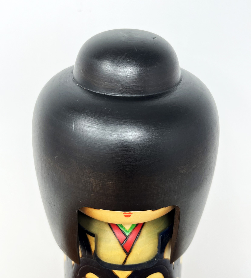 Rara kokeshi vintage con kimono blu e camelie di Aramaki Kyōhō (30 cm) - immagine 9