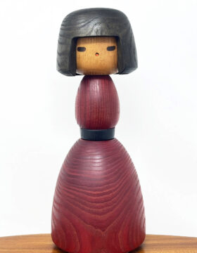 Rara kokeshi vintage da collezione – Eleganza in rosso di Yamanaka Sanpei (25 cm)