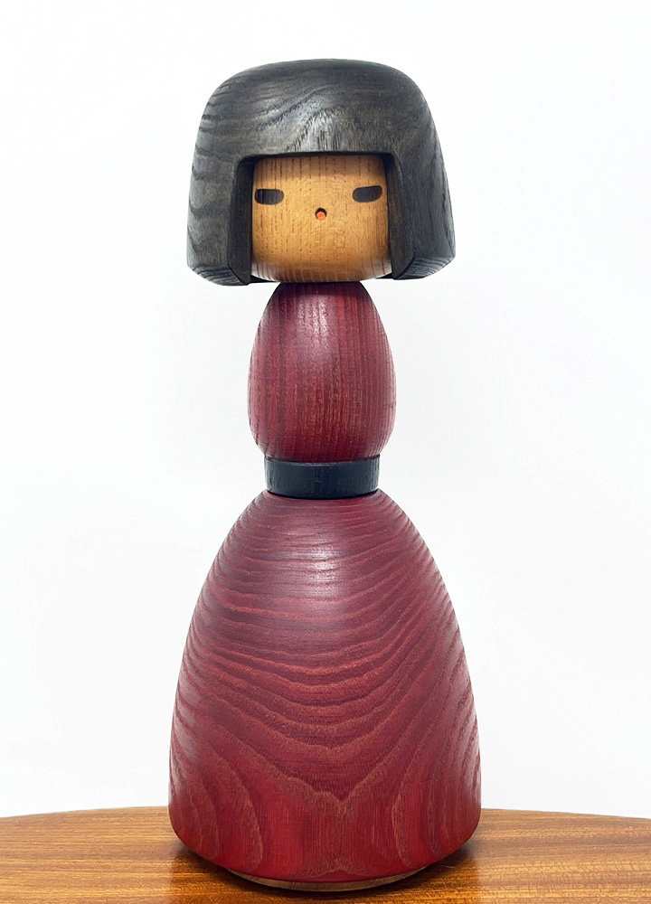 Rara kokeshi vintage da collezione – Eleganza in rosso di Yamanaka Sanpei (25 cm)