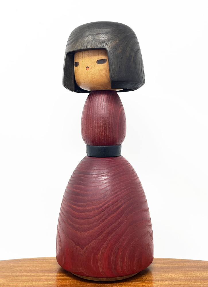 Rara kokeshi vintage da collezione – Eleganza in rosso di Yamanaka Sanpei (25 cm) - immagine 2