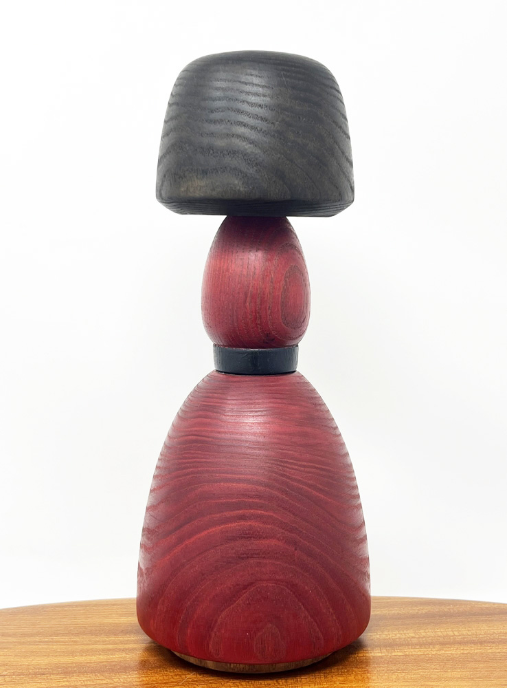 Rara kokeshi vintage da collezione – Eleganza in rosso di Yamanaka Sanpei (25 cm) - immagine 3