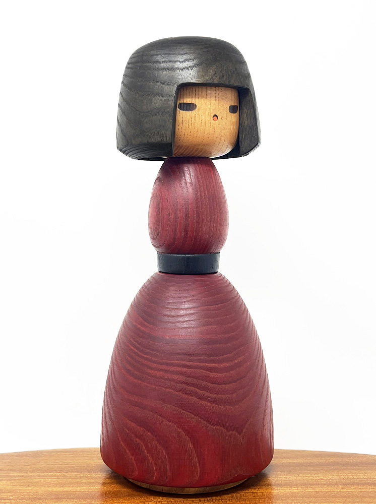 Rara kokeshi vintage da collezione – Eleganza in rosso di Yamanaka Sanpei (25 cm) - immagine 4