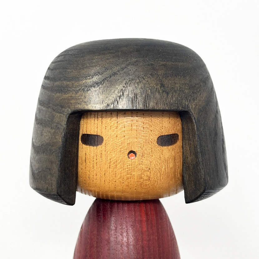 Rara kokeshi vintage da collezione – Eleganza in rosso di Yamanaka Sanpei (25 cm) - immagine 5