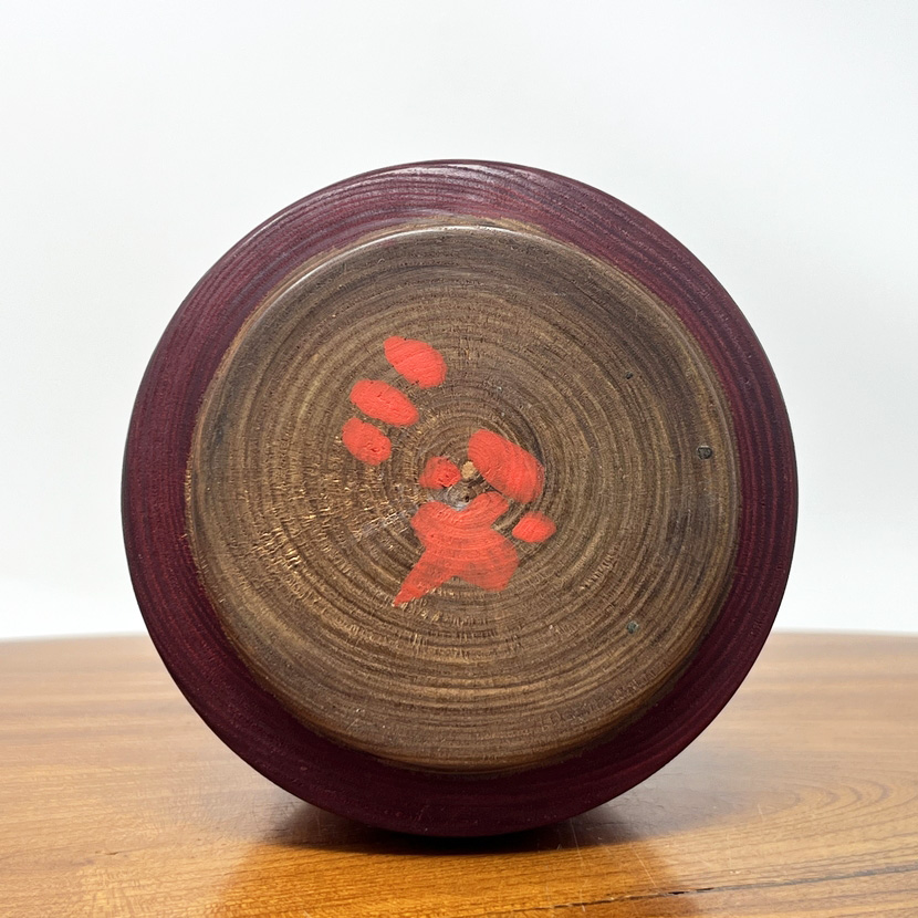 Rara kokeshi vintage da collezione – Eleganza in rosso di Yamanaka Sanpei (25 cm) - immagine 7