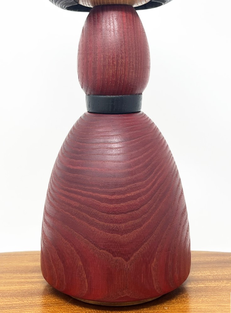 Rara kokeshi vintage da collezione – Eleganza in rosso di Yamanaka Sanpei (25 cm) - immagine 6