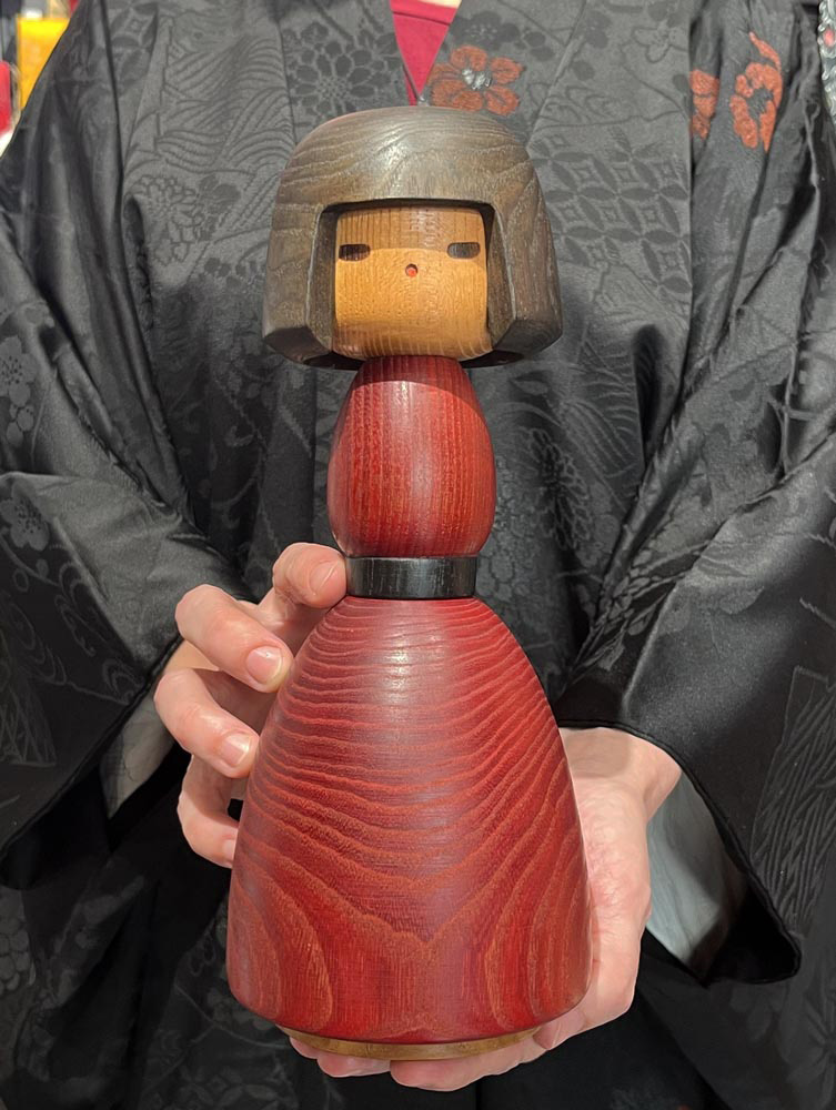 Rara kokeshi vintage da collezione – Eleganza in rosso di Yamanaka Sanpei (25 cm) - immagine 9